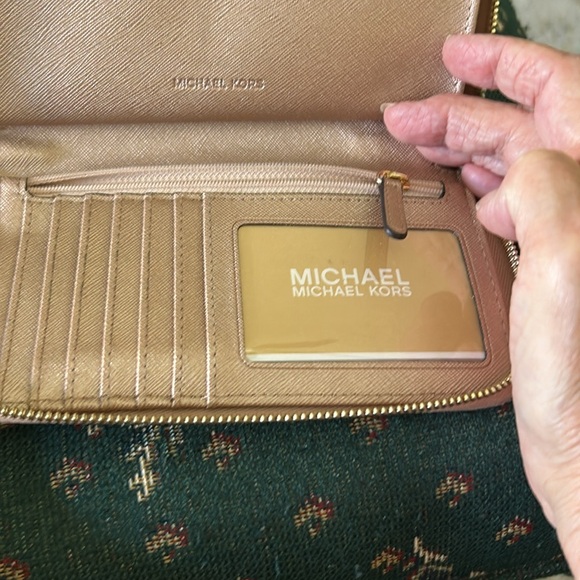 Michael Kors, pink glitter, wristlet 7“ x 4 like new inside - Picture 12 of 13